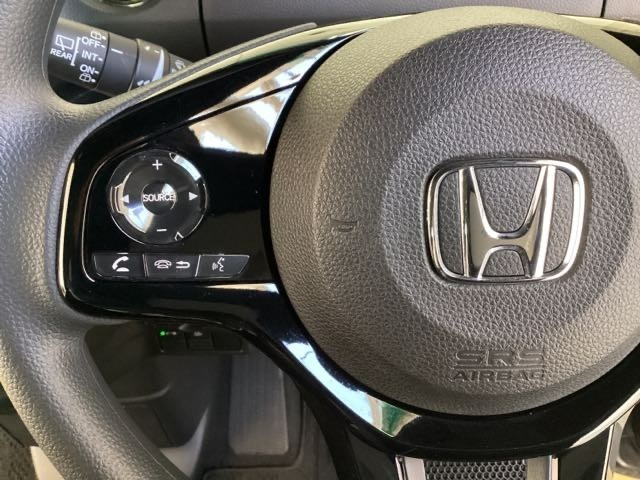 ステアリングスイッチがついていますので、オーディオのチャンネル変更、ボリューム、ジャンル変更が操作可能です。ハンドルから手を離さず安全に操作できます。