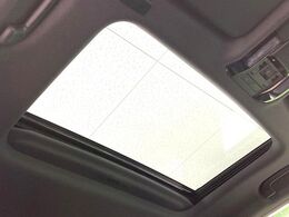 【サンルーフ】開放感たっぷりの希少装備、サンルーフが装着されています！車内に明かりを取り入れたり景色を楽しむ以外にも、車内の空気も簡単に換気できて快適です！