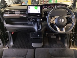 車内は光触媒抗菌消臭施工済です。インパネ周りはスタイリッシュなデザインで機能や装備も充実しています。グローブボックスやカップホルダーのほかにトレーなどたくさんの収納スペースが付いています。