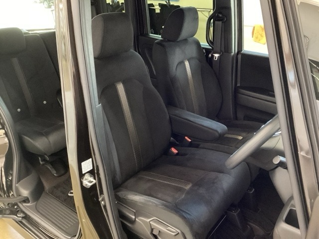 女性でも運転がしやすいように、シートの高さ調整機能（シートリフター）がついてます。運転席と助手席の足元が空いている為、助手席側への移動がスムーズです。交通量の多い道でも助手席側から乗り降りができます。