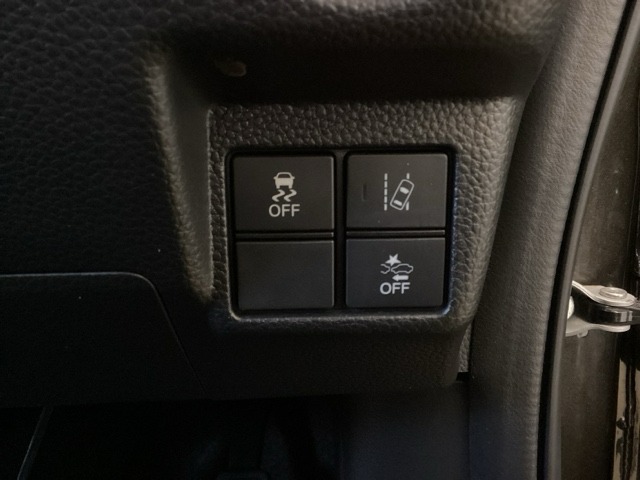 Hondaセンシング用の、VSA（ABS＋TCS＋横滑り抑制）解除とレーンキープアシストシステムのメインスイッチなどはハンドルの右側に装備しています。