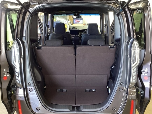 開口部も広く荷物の積み下ろしもしやすいお車となっております。シートの背もたれは5：5の割合で背もたれを可倒でき、前後のシートスライドもできるので荷室をひろげることができます。