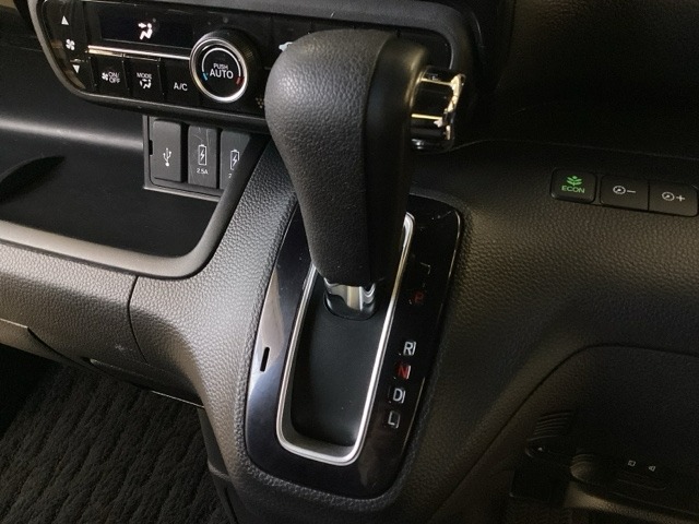 CVT車のセレクトレバーです。低速から高速まで、変速ショックのないスムーズな走りを実現するとともに、エンジン効率のよい領域を維持することで燃費にも貢献します。