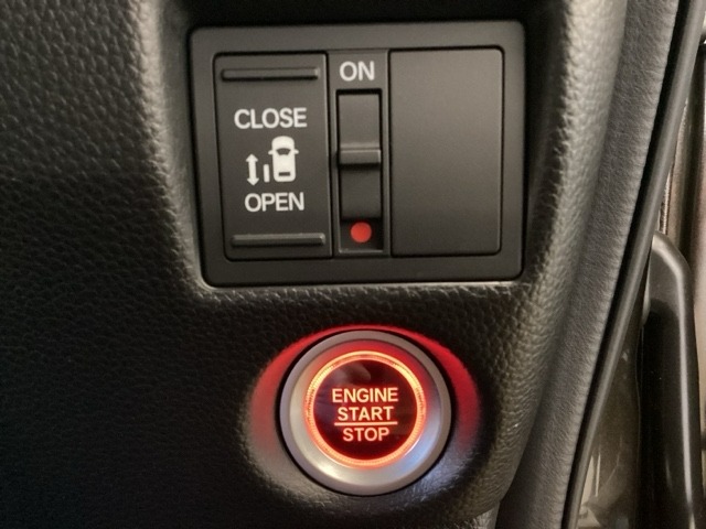 左側電動スライドドアは運転席からでも操作ができるように、ハンドル付近に開閉の操作スイッチが付いています。