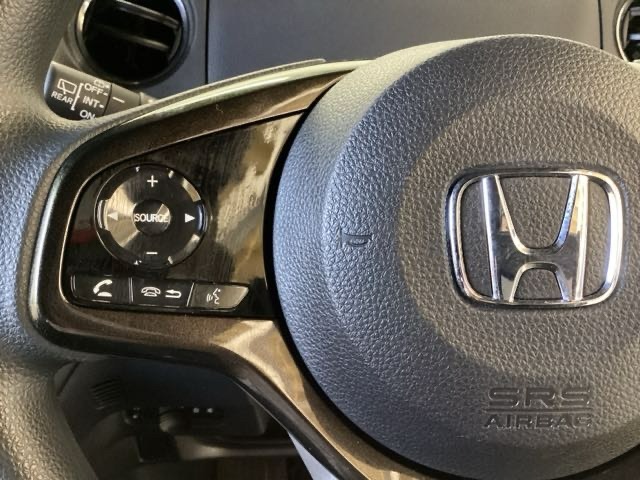 ステアリングスイッチがついていますので、オーディオのチャンネル変更、ボリューム、ジャンル変更が操作可能です。ハンドルから手を離さず安全に操作できます。