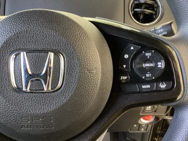 ハンドルにHondaセンシング系のクルーズコントロールやレーンキープアシストなどのスイッチが装備されています。ハンドルから手を離さず安全に操作できます。