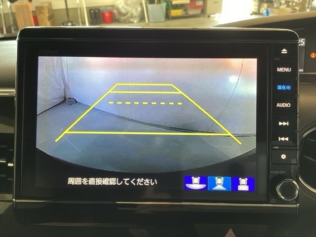 バックでの車庫入れも安心です！　リアカメラが付いているバックモニター付のナビを装備しております。操作線もついており距離感も画面から確認できます。