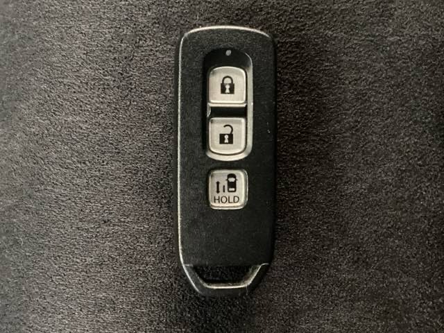 スマートキー付きですからドアロックの開閉およびエンジンスタートが楽々です。電動スライドドアの開け閉めもボタンで操作できます。