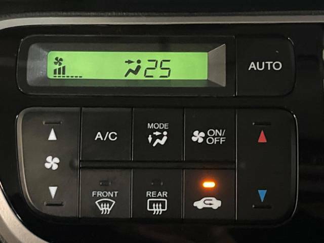 【オートエアコン】一度お好みの温度に設定すれば、車内の温度を検知し風量や温度を自動で調整。暑い…寒い…と何度もスイッチ操作をする必要はありません。快適な車内空間には必須の機能ですね♪