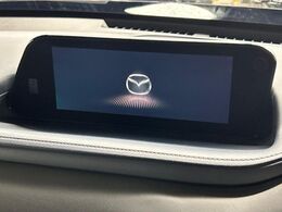 【マツダコネクトナビ】車内の雰囲気にマッチした一体型タイプのナビ。各種車輌設定やBluetooth再生等、様々な機能が楽しめます。直感的なダイヤル操作が可能で、使い勝手も良好です。