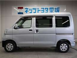 両側スライドドア付きだから、狭い駐車スペースなどでの 乗り降りや荷物の積み下ろしラクラク！