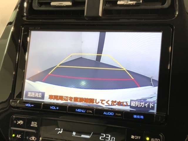リバースギアに入れるだけで後方の表示へ切り替わります。夜間や雨の日の駐車も楽になりますよ。