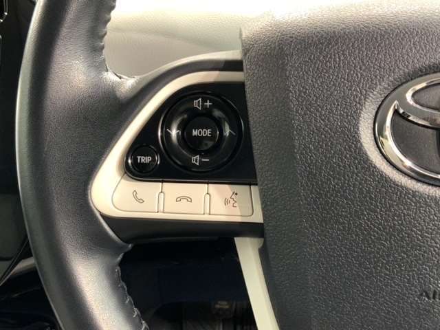 ステアリングにオーディオ操作スイッチが付いています。オーディオ画面に直接タッチしなくても操作が出来ますので、運転に集中できます。