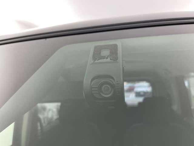 【ドライブレコーダー】映像・音声などの運転中の記録を残します。事故などを起こした起こされた時の証拠になりえますので、もしも時でも安心ですね。