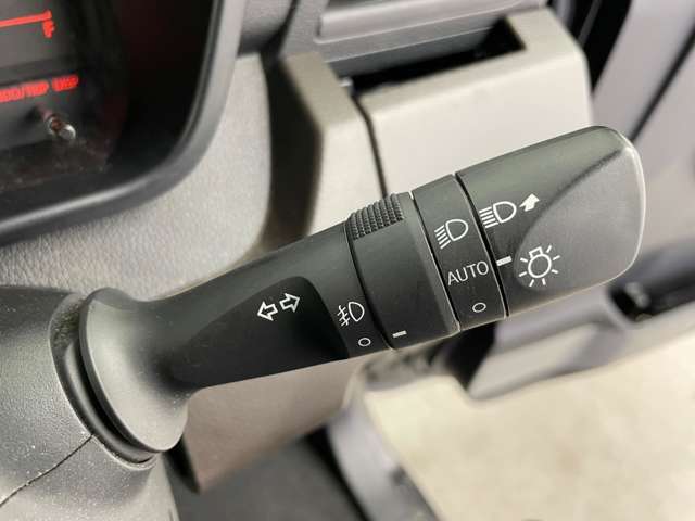 【ステアリング】軽い力で扱いやすいハンドルです。目立つ傷やスレなどなく綺麗な状態です！除菌プランいれていただくとさらに快適に！清潔なお車はお子様にも安心ですね！