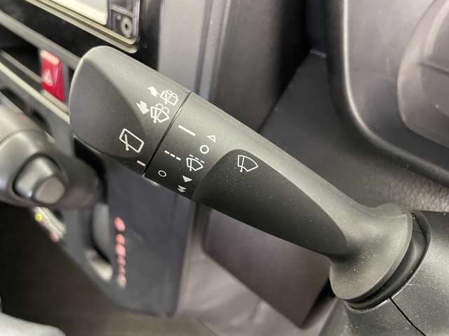 【ステアリング】軽い力で扱いやすいハンドルです。目立つ傷やスレなどなく綺麗な状態です！除菌プランいれていただくとさらに快適に！清潔なお車はお子様にも安心ですね！