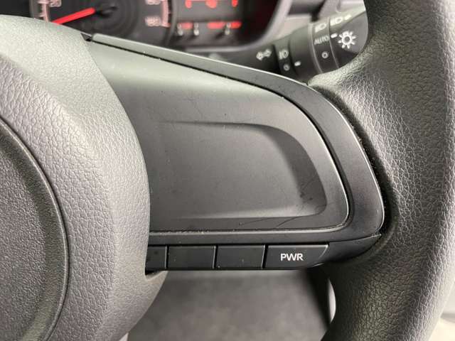 【ステアリング】軽い力で扱いやすいハンドルです。目立つ傷やスレなどなく綺麗な状態です！除菌プランいれていただくとさらに快適に！清潔なお車はお子様にも安心ですね！