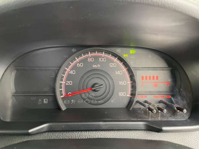 【スピードメーター】メーターがシンプルで見やすく運転しやすいですね！