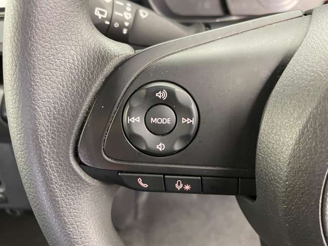 【ステアリング】軽い力で扱いやすいハンドルです。目立つ傷やスレなどなく綺麗な状態です！除菌プランいれていただくとさらに快適に！清潔なお車はお子様にも安心ですね！