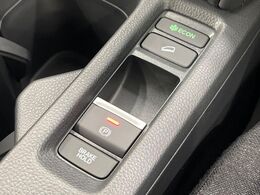 【電動パーキングブレーキ】パーキングブレーキは便利な電動式！ボタン一つで操作でき、アクセルを踏めば自動で解除されます♪レバーやペダルが無いので運転席廻りもすっきりしますね♪