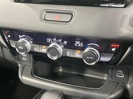 【シートヒーター】寒い日に重宝するシートヒーター！エアコンより早く温まってくれるので寒がりの人も安心ですね♪エアコンの温風は乾燥するから苦手、という方にもをおすすめです。