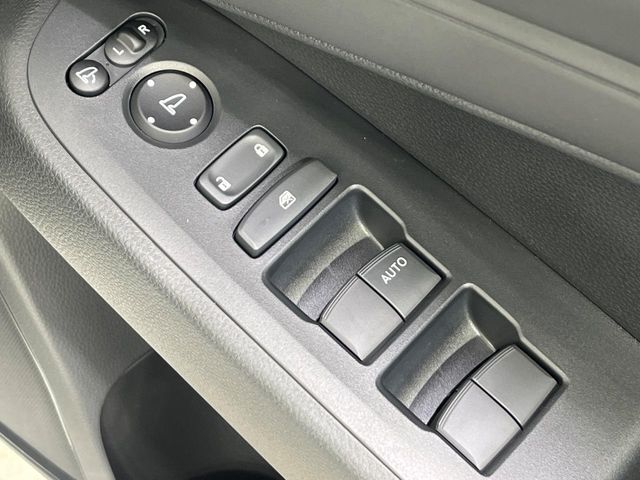 【電動格納ミラー】サイドミラーは電動格納式となっており、狭い駐車場でもキズがつくリスクを抑えられます。