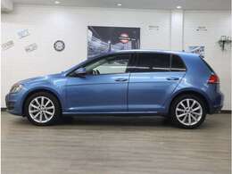 アルカンターラコンビシートと17インチアルミ、レーンキープアシスト、LEDポジション付HIDライト等を装備した上級グレード「TSIハイライン」。ワイヤレスCarPlay＆Androidオート機能を追加したお買い得物件です。