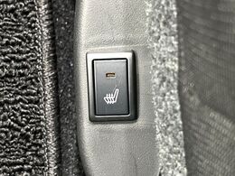 【シートヒーター】寒い日に重宝するシートヒーター！エアコンより早く温まってくれるので寒がりの人も安心ですね♪エアコンの温風は乾燥するから苦手、という方にもをおすすめです。