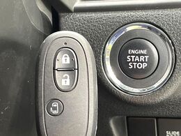 【キーレススタートシステム】カバンやポケットに入れたままでもドアの施錠・解錠が可能なスマートキーを装備。エンジンのオン・オフ時もカギを取り出す必要が無いからとっても便利です♪