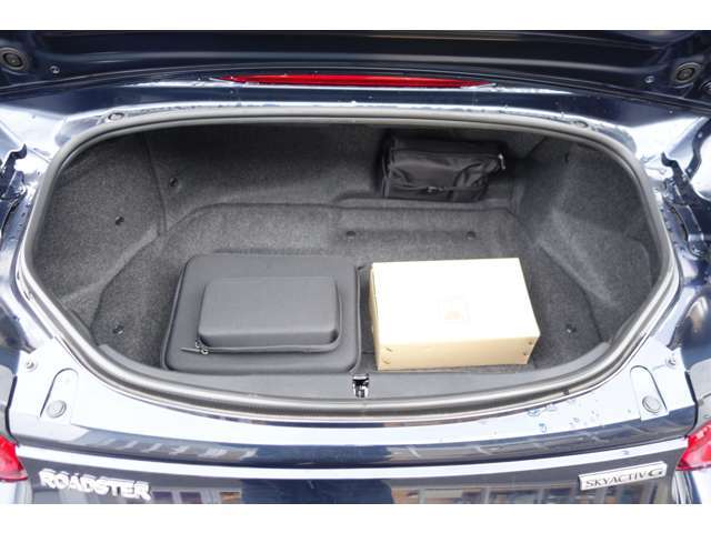 トランクは、ワンボタンで広くなることもでき、思わぬ大量の荷物にも余裕で対応できます。さらに、後部座席の角度も自由に調整可能なので、乗る人の快適さはそのままに、荷物もラクラク収納できます。