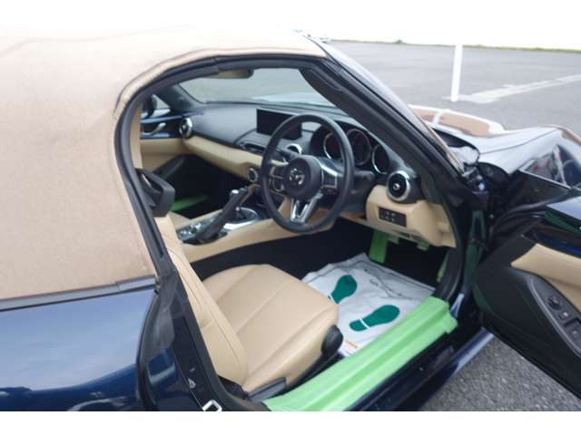 運転席は広々としており、窮屈さを感じることなく快適に運転できます。また、シートリフターが装備されているので、自分の視線に合わせてシートの高さを調整することができます。