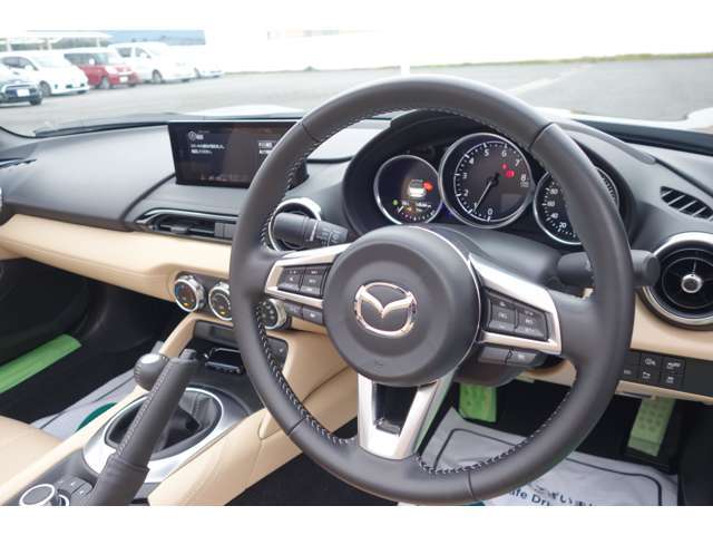 ハンドルの状態も非常に良好で、使用感が少なく、大きな摩耗や損傷が見られません。快適な握り心地と正確な操作感で、運転中のコントロールが向上し、安全で快適なドライブを支えています。