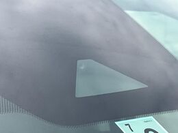 【インテリジェントエマージェンシーブレーキ】フロントカメラで前方の車両や歩行者を検知。衝突しそうな時は衝突被害軽減ブレーキが作動、衝突回避をサポート。より安全にドライブをお楽しみいただけます。