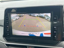 【バックカメラ】駐車時に後方がリアルタイム映像で確認できます。大型商業施設や立体駐車場での駐車時や、夜間のバック時に大活躍！運転スキルに関わらず、今や必須となった装備のひとつです！