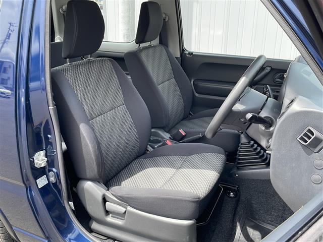 【運転席】座り心地が良いシートなので長時間の運転でも快適にお過ごしいただけます。新品のフロアマットのご注文も可能です。掲載箇所以外にご希望の写真がございましたらお気軽にお問い合わせ下さい。