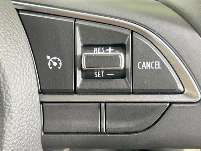 【クルーズコントロール】高速道路もラクラク走行。アクセルを離しても一定速度で走行ができ、長距離運転時の負担を軽減！加速・減速も簡単なスイッチ操作で調整できます。