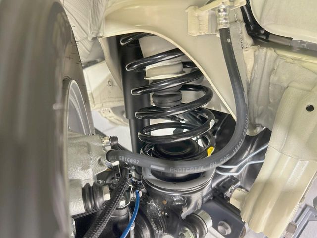 安心の最長10年・走行無制限保証（有償）をご用意。保証内容も充実はもちろん、無料点検＆オイル交換や、年中無休の全国・24時間ロードサービスも付帯されておりますのでご安心下さい。