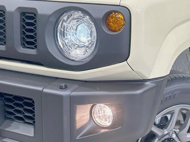 【LEDヘッドライト】悪天候や夜間走行時も良好な視界を確保し安心して運転できる高輝度LEDヘッドライトを装備！点灯速度が早く、消費電力も抑えられています。