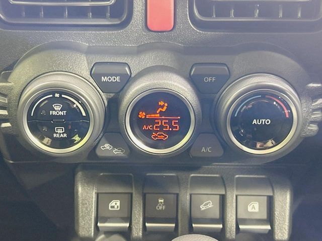 【オートエアコン】一度お好みの温度に設定すれば、車内の温度を検知し風量や温度を自動で調整。暑い…寒い…と何度もスイッチ操作をする必要はありません。快適な車内空間には必須の機能ですね♪
