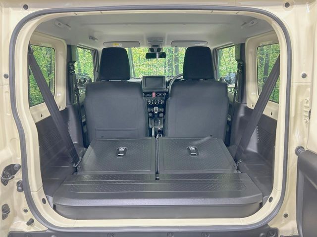 普段のお買い物や通勤、送迎等に十分な荷室スペースを確保しております。セカンドシートを倒すと、大きな荷物の積載も可能です♪