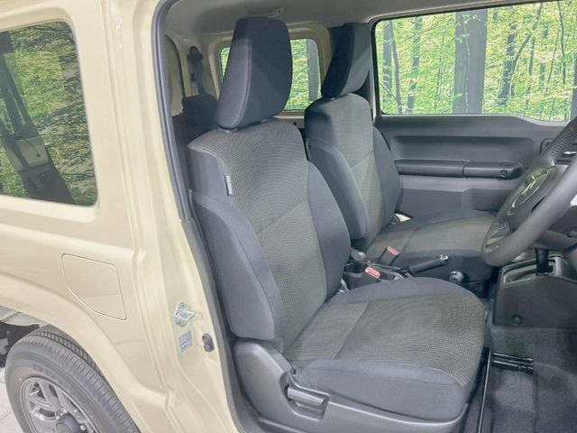 運転席まわりには十分なスペースがあり、大柄な方でもゆったり運転していただける環境です。