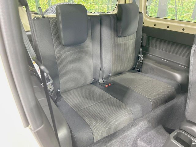広々とした2列目シートは居住性が高く、居心地も快適！友達や家族とのお出かけにぴったりです。ベビーシートやチャイルドシート使用時も快適にお過ごしいただける十分な空間を確保しています。