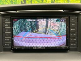 【バックカメラ】駐車時に後方がリアルタイム映像で確認できます。大型商業施設や立体駐車場での駐車時や、夜間のバック時に大活躍！運転スキルに関わらず、今や必須となった装備のひとつです！