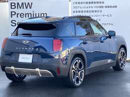 ★ワイド・トレッド、ロング・ホイールベース、ショート・オーバーハング、低重心。ボディの四隅にホイールを配置したMINIは、生粋のアスリートです。