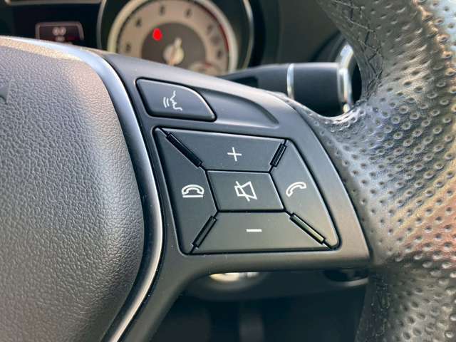 ドライバーとお車を繋ぐステアリングスイッチ。お手元のボタンで操作できます。