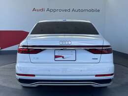 フロント同様、水平基調のデザインが安定感とワイドさを強調しています。