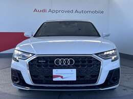 Audiの象徴であるシングルフレームグリルをよりワイドで低くシャープなデザインとすることでワイド＆ローのフォルムを協調しています。