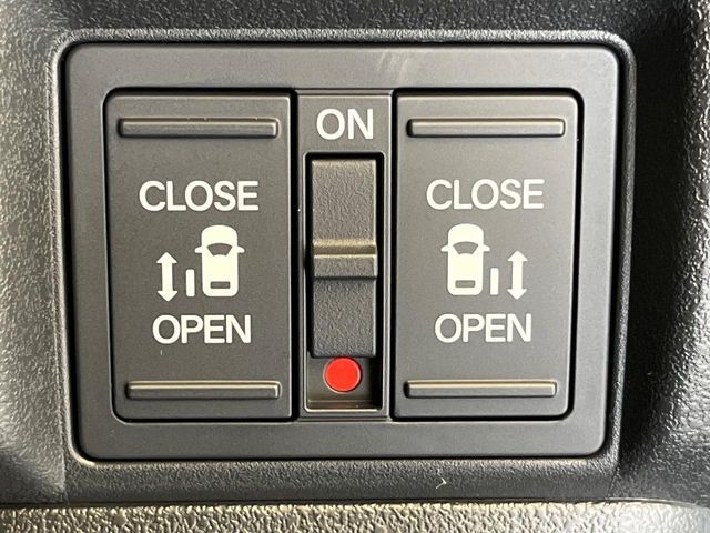 【両側パワースライドドア】スマートキーや運転席のスイッチで後席両側スライドドアの開閉が可能♪電動だから力を入れてドアを開ける必要が無く、小さなお子様でも簡単に開け閉めでき快適です♪