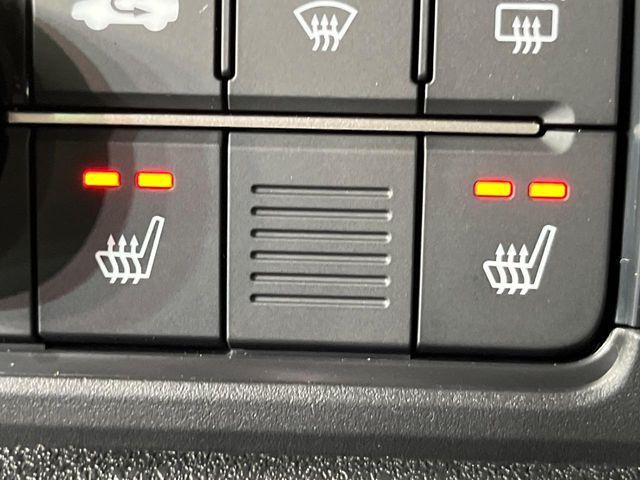 【シートヒーター】寒い日に重宝するシートヒーター！エアコンより早く温まってくれるので寒がりの人も安心ですね♪エアコンの温風は乾燥するから苦手、という方にもをおすすめです。
