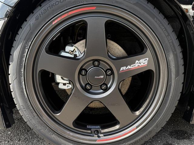 2025年よりFDJ2でワンメイクホイールとして採用された、MID RACING TR50 18インチホイールを装着